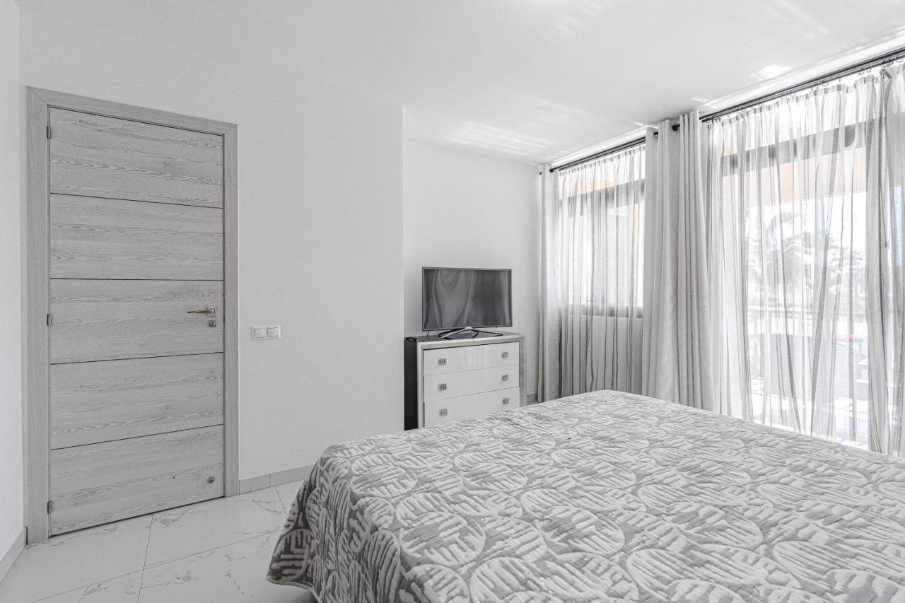 Amazing 3 Bedroom Apartment On The First Line Of The Best Las Americas Beach, Air Conditioner And Terrace Ocean View Playa de las Américas Dış mekan fotoğraf