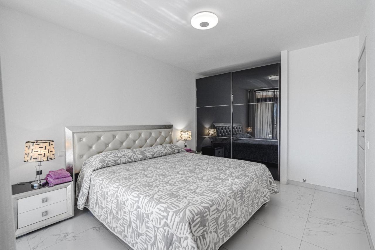Amazing 3 Bedroom Apartment On The First Line Of The Best Las Americas Beach, Air Conditioner And Terrace Ocean View Playa de las Américas Dış mekan fotoğraf