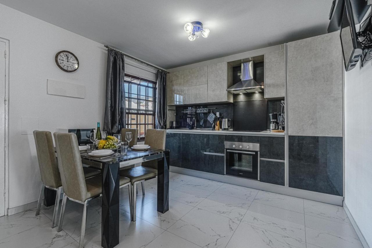 Amazing 3 Bedroom Apartment On The First Line Of The Best Las Americas Beach, Air Conditioner And Terrace Ocean View Playa de las Américas Dış mekan fotoğraf