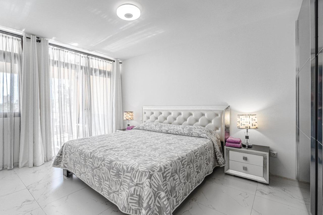 Amazing 3 Bedroom Apartment On The First Line Of The Best Las Americas Beach, Air Conditioner And Terrace Ocean View Playa de las Américas Dış mekan fotoğraf