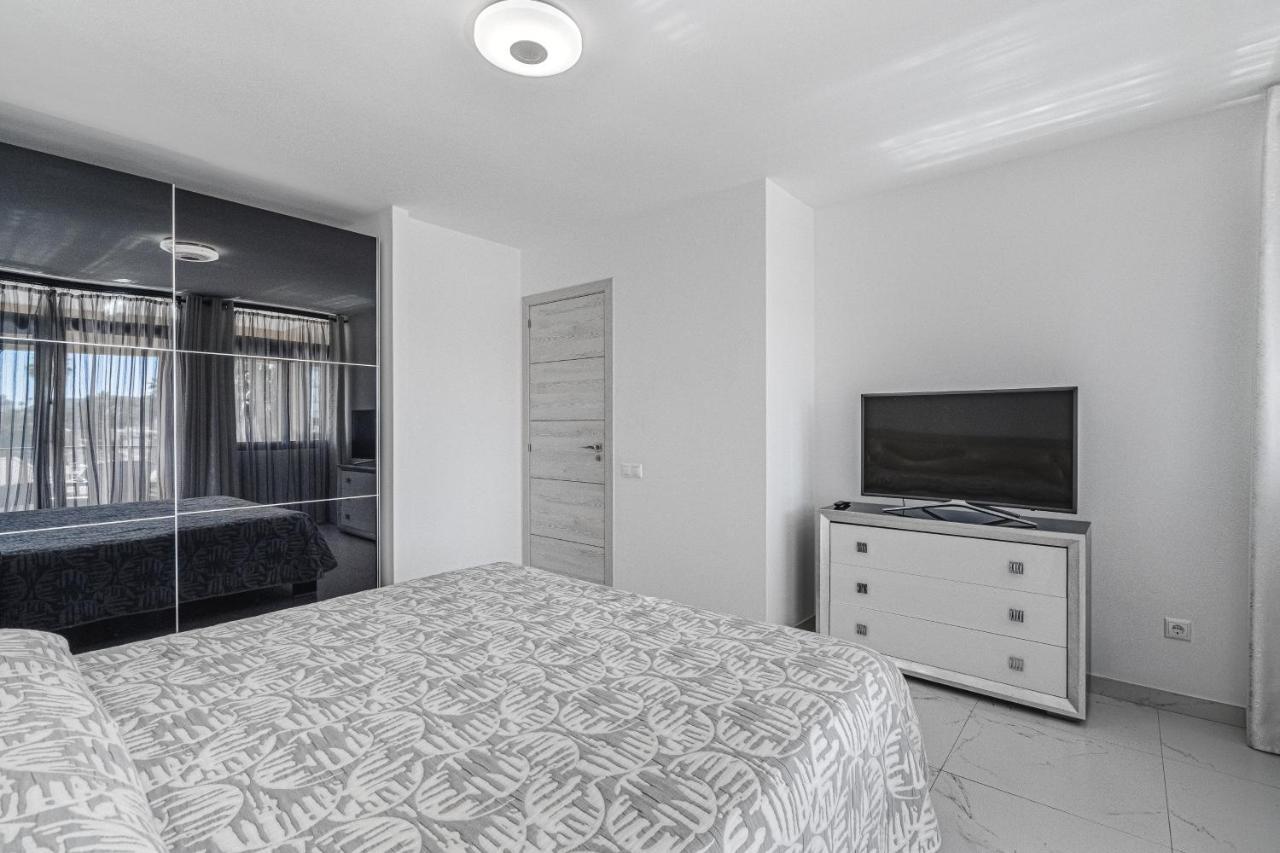 Amazing 3 Bedroom Apartment On The First Line Of The Best Las Americas Beach, Air Conditioner And Terrace Ocean View Playa de las Américas Dış mekan fotoğraf